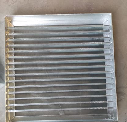 Kisi-kisi Baja Galvanis Pengelasan Tekanan Perak yang Dibuat Khusus Untuk Platform Pabrik