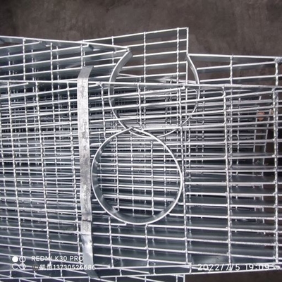 Hot Dip Galvanized Carbon Steel Metal Grating Disesuaikan Berbentuk Khusus
