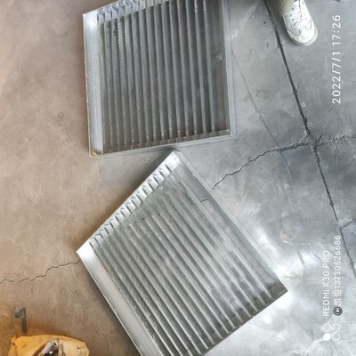 Kisi-kisi Baja Galvanis Pengelasan Tekanan Perak yang Dibuat Khusus Untuk Platform Pabrik