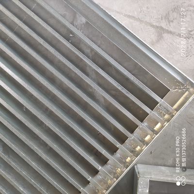 Kisi-kisi Baja Galvanis Pengelasan Tekanan Perak yang Dibuat Khusus Untuk Platform Pabrik