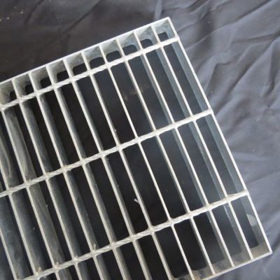 Anti Slip Bergerigi baja Metal Grating Bearing Bar Pitch 30mm Tahan Korosi