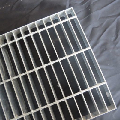 Anti Slip Serratedsteel Metal Grating Bearing Bar Pitch 30mm Tahan Korosi