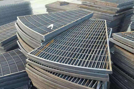 ANSI NAAMM Safety Galvanized Steel Walkway Grating Fan Berbentuk