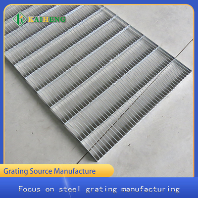 Hot Dip Galvanized Grid Mesh Corrosion Resistant Metal Grate Fence Untuk Kandang Unggas