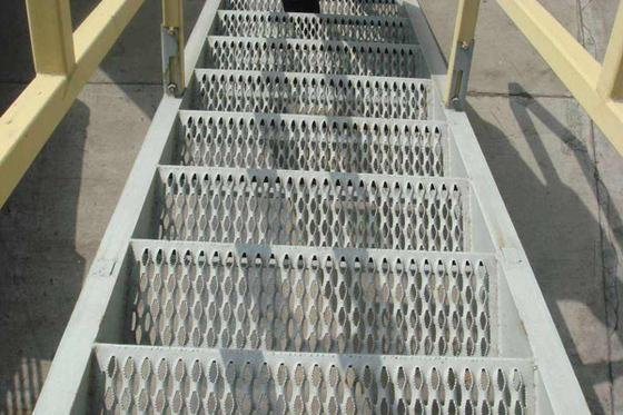 Keselamatan Hot Dip Galvanized Steel Parutan Tangga Logam Tapak