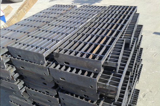 Keselamatan Hot Dip Galvanized Steel Parutan Tangga Logam Tapak